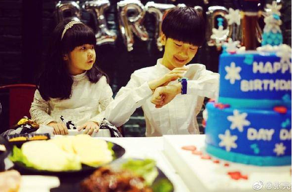 虽然小小年纪，但妹妹非常爱美，手指上还涂了粉色的指甲油。