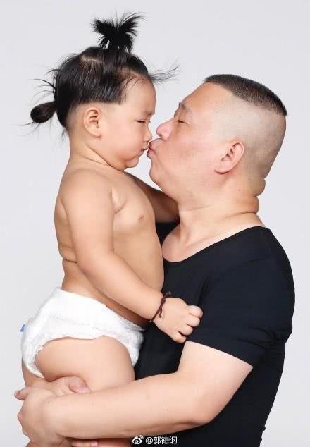 如今把小儿子郭汾瑒养的肉嘟嘟的，成了一个小胖墩，简直萌翻了！