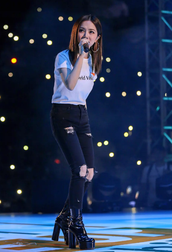 邓紫棋有多爱"驴蹄鞋"?多双款式各不同