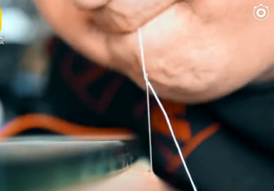 男子无手无脚却被漂亮姑娘喜欢 靠嘴养活一家人 励志