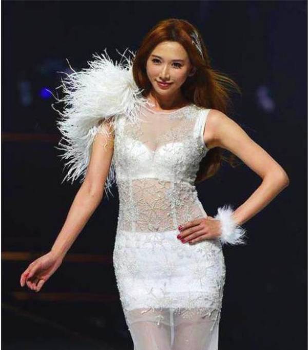 林志玲今年已经有四十有四了，就算皮肤保养的再好也不可能胜过那些正值年轻的维密模特了。