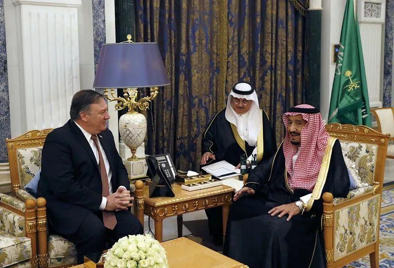 10月16日，在沙特利雅得，沙特国王萨勒曼（右）会见美国国务卿蓬佩奥（左）。新华社/美联