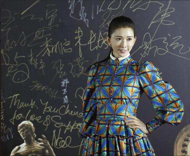 不可思议的，林志玲动起来，脸颊有点鼓，并且发际线有点不整齐，网友都以为林志玲水肿了。