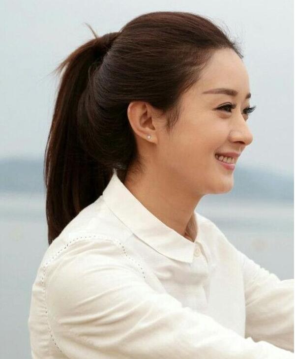 刘亦菲也是古装女神，发际线不整齐，但是额头前有一小撮毛毛，扎马尾的时候还是特别好看的。