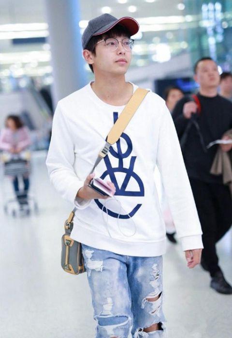 彭昱畅看起来人气很高，但是丝毫没有受到影响的他，走路很自然，体现了他心理素质。