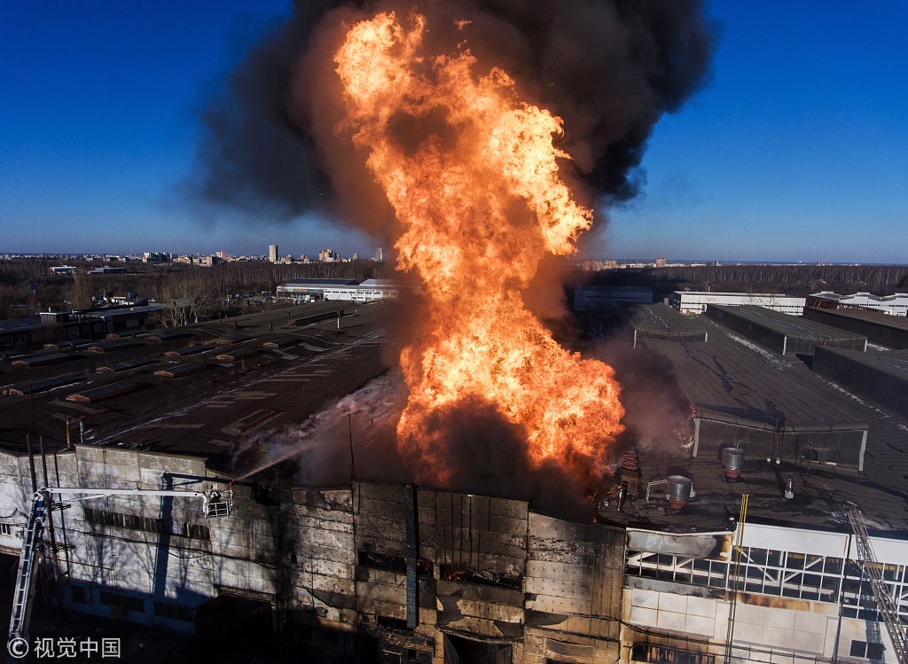 俄罗斯一打火机油生产厂起火现场烈焰熊熊