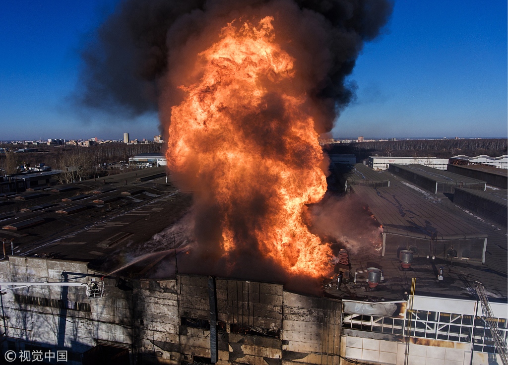 俄罗斯一打火机油生产厂起火现场烈焰熊熊