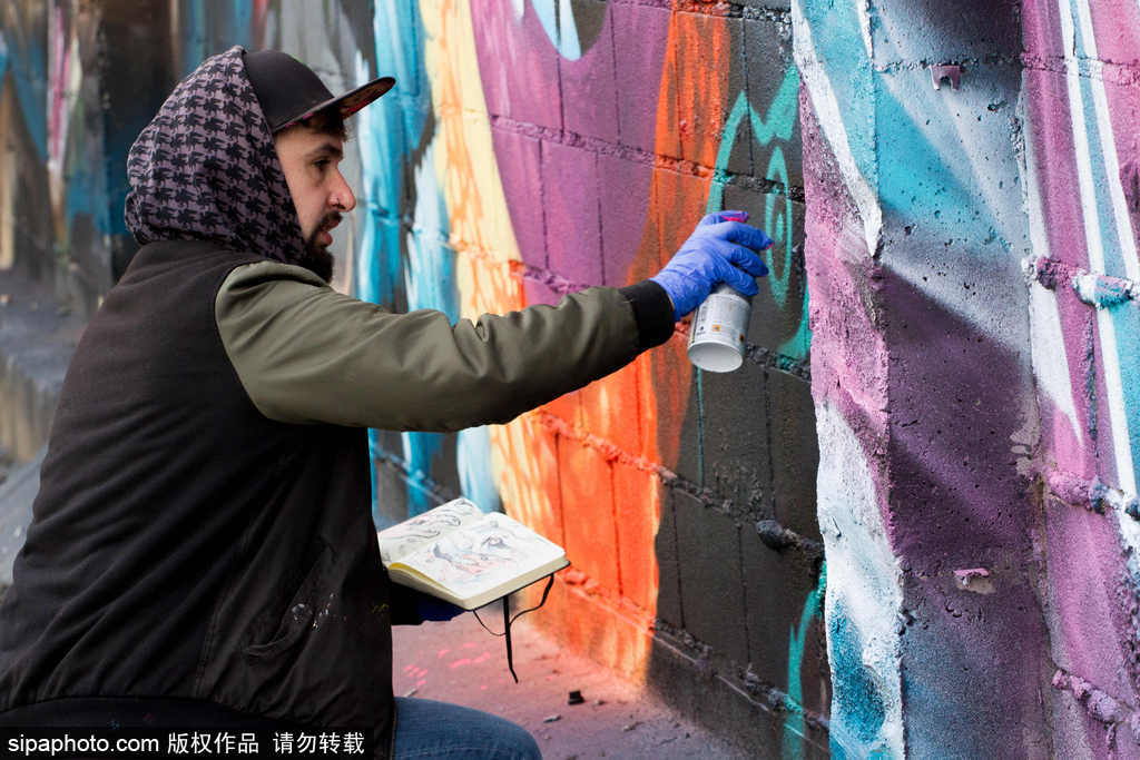 西班牙希洪 涂鸦之都 惊现巨幅海洋世界壁画