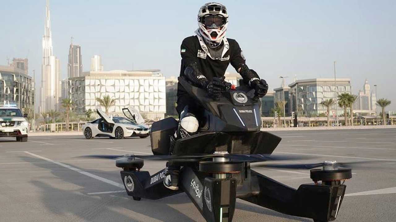 hoversurf公司在去年向公众展示了一款形似四轴飞行器的飞行摩托车