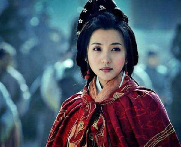 脱下白色古装换上红色古装的貂蝉更美，你觉得呢？