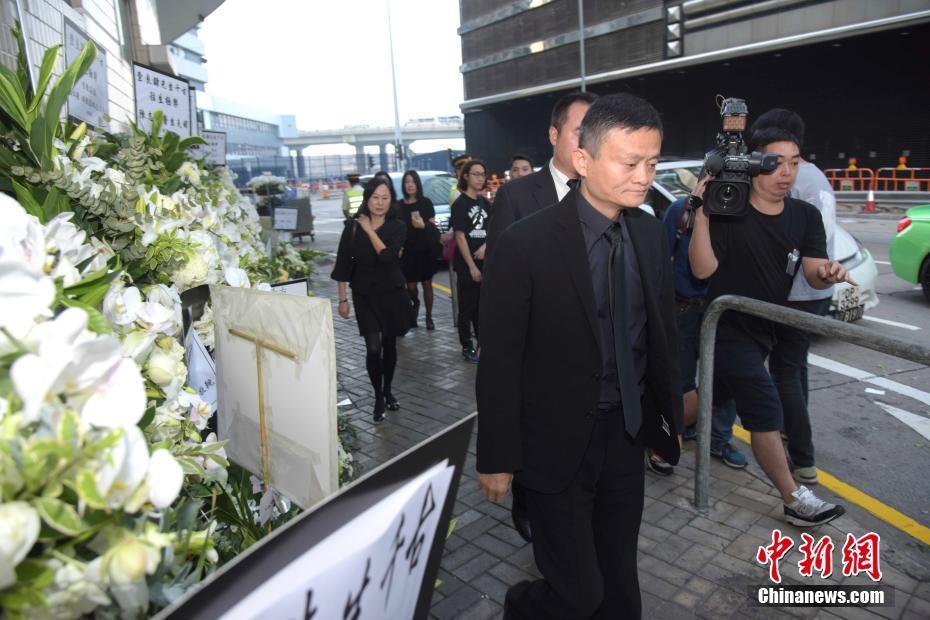 作家金庸的私人丧礼在香港殡仪馆举行