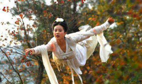 在”聊斋“中饰演辛十四娘十分清纯可爱，纯白无暇很是让人喜欢，轻功下飞来宛如仙子，翩若惊鸿。