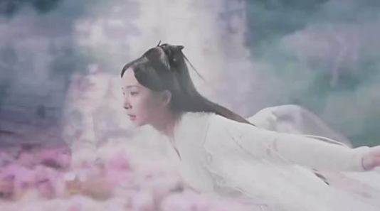 看杨幂轻功的样子是不是就像定在空中了似的，轻飘飘十分有仙气，唯美浪漫，让女生都羡慕不已。