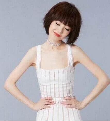 想不到一段时间没见,就瘦到了脖子,让人不得不怀疑鲁豫是不是还在节食。