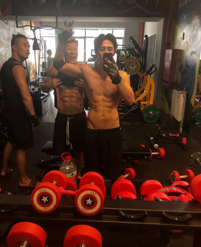 网友看留言说有点过分暴露，还配了一个捂眼睛的表情。