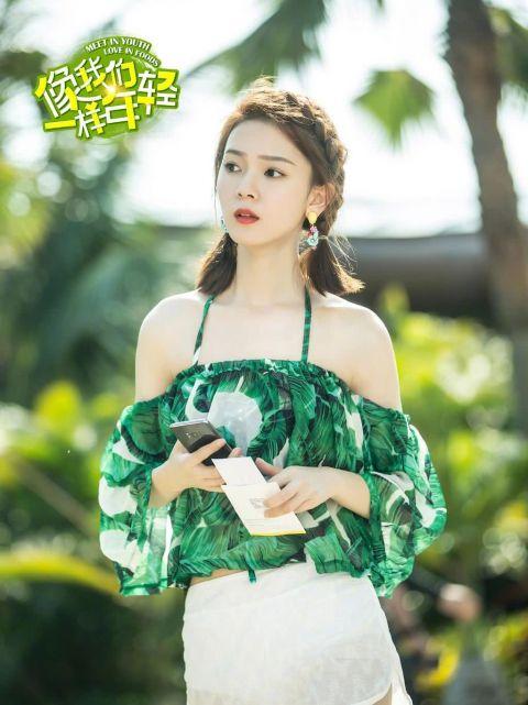 同样是影视剧找，身穿黑色棉服的陈瑶，加上精致的妆容，看起来有一种天然的古典美。