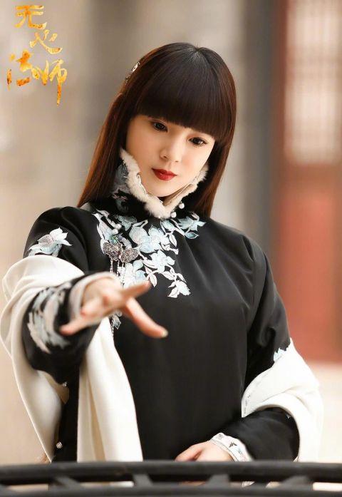 一袭性感的黑纱吊带长裙加身，妩媚撩人之余，仿佛是静谧的黑色精灵一样，给人一种神秘感。