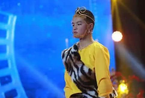 如今的他，已经18岁了，随着年龄的增长，他的颜值也越来越高了，俨然已经成为了一枚小鲜肉了。