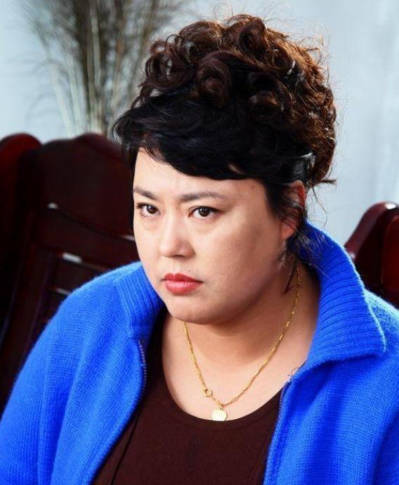 48岁李菁菁近照,因女儿生病被前夫拒绝救治,今瘦身成功变美女