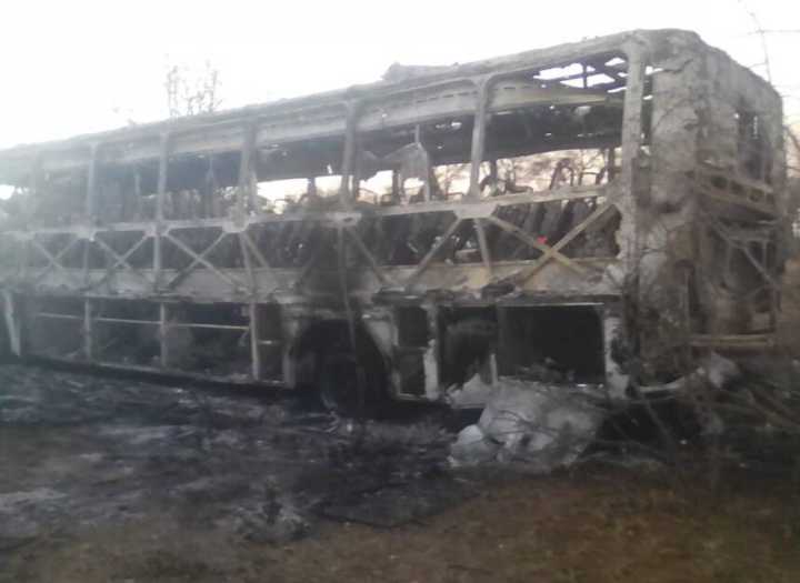 起火公共汽车残骸(图片：津巴布韦红十字会推特)