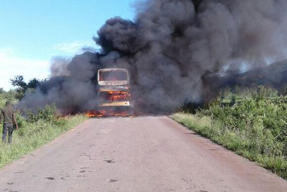 津巴布韦一辆公共汽车起火(图片：外媒推特)