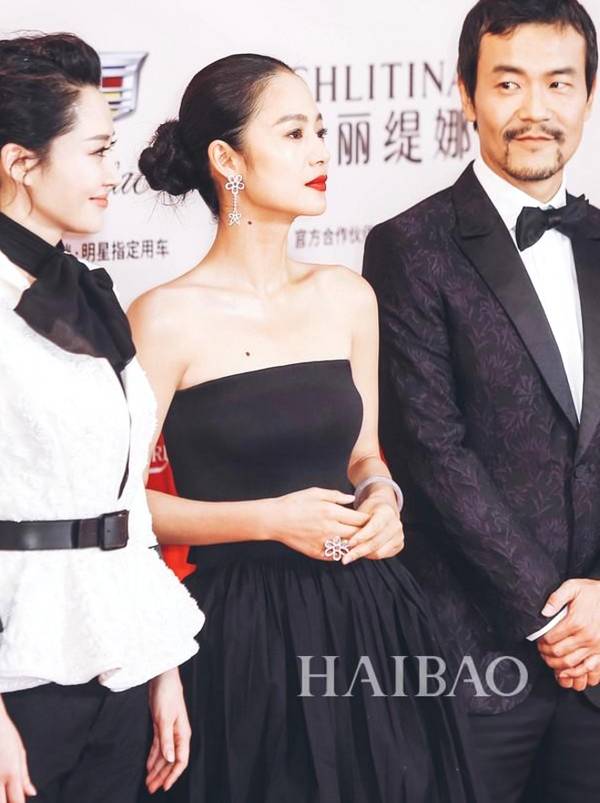 周韵的脖子真即使穿半高领的复古礼服，还是显得很长、很优雅，特别漂亮。