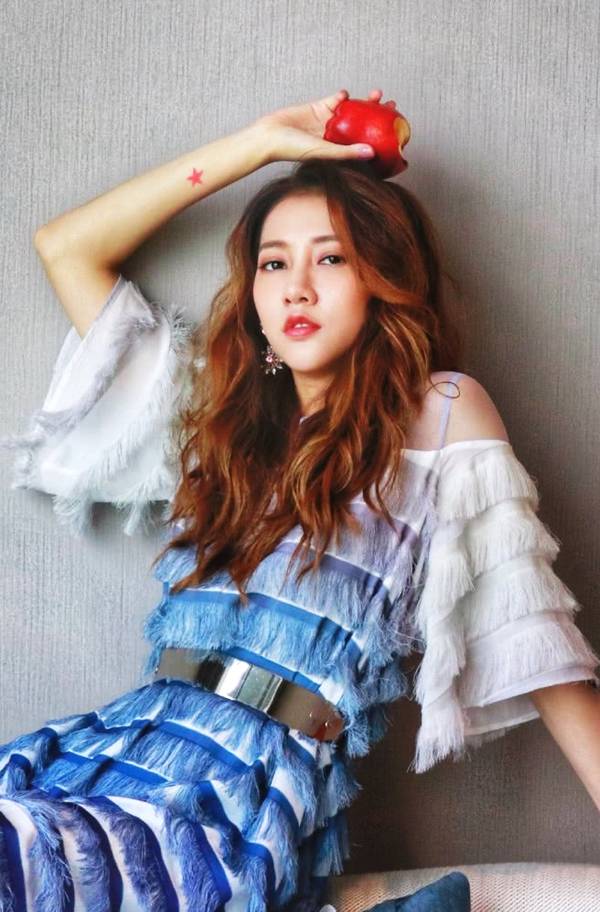 弦子除了穿衣，还很会搭配，耳朵上还戴着一副太阳花的耳环，粉粉的颜色，看上去满满的少女心呀！