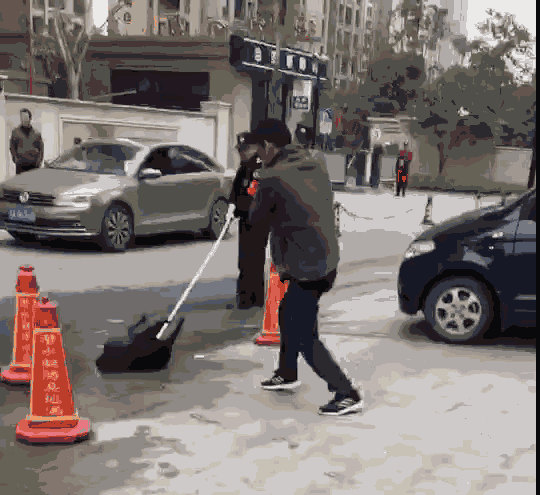 网传杭州城管打狗视频 真相让人气愤:都被忽悠了