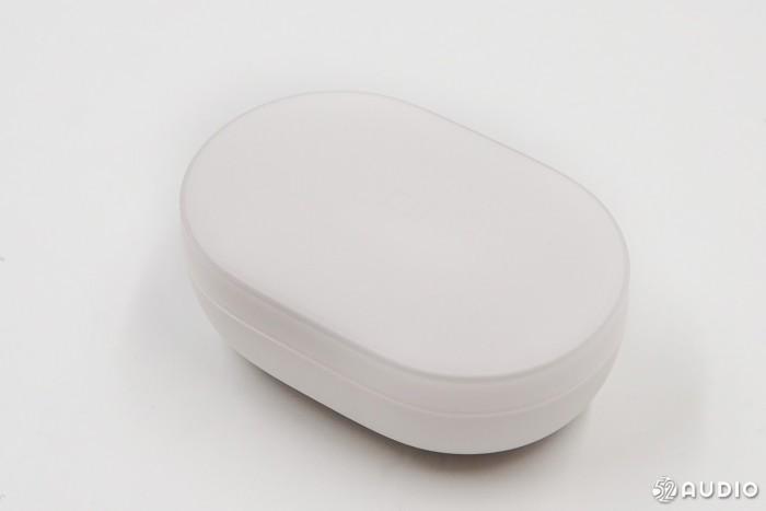 耳机充电盒正面，最上层是半透明PC塑料，显得圆润光滑。