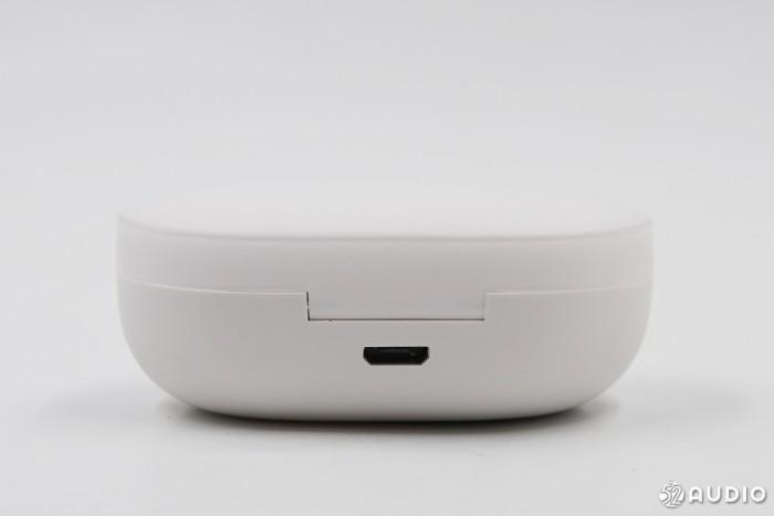 耳机充电盒背面，有一个Micro USB充电接口。