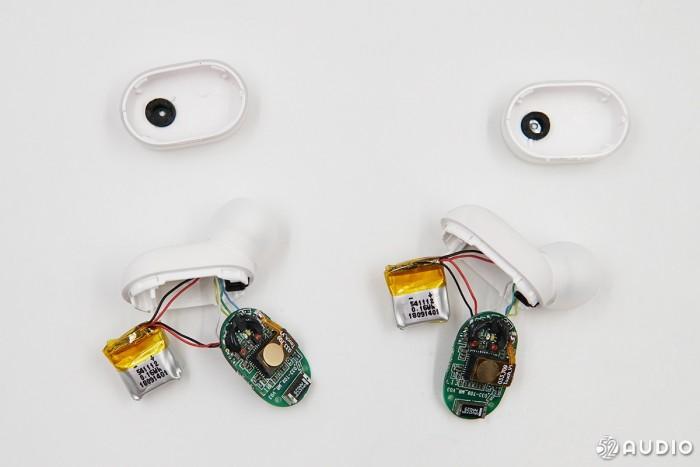 拆开两只耳机。