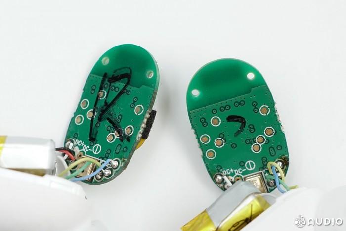 耳机主板背面特写。