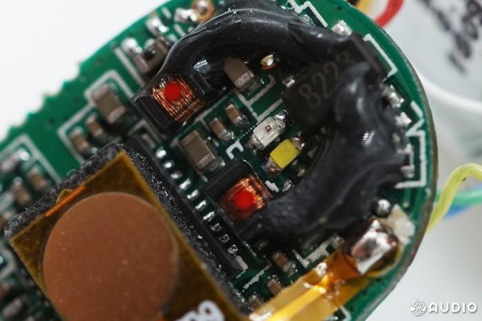 耳机主板上的LED状态指示灯，附近用黑色胶水遮光。