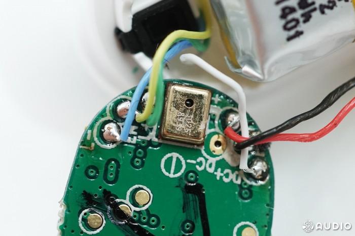 耳机主板上的MEMS贴片硅麦，通话麦克风。