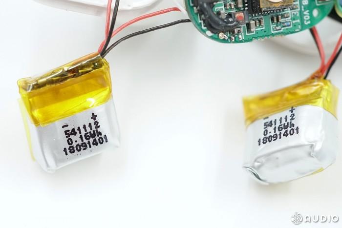 左右两只耳机的电池型号一致，541112，容量60mAh。