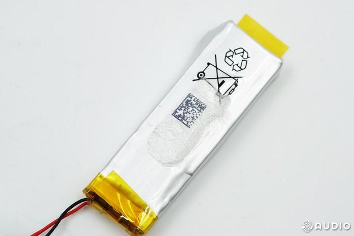 电池背面特写，电池上有保护电路。