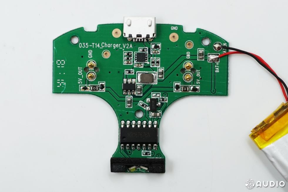 耳机充电盒主板正面特写。