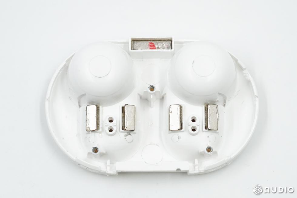 耳机舱位背后，每边各配备了两块磁铁，用于辅助定位。