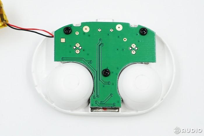 耳机充电盒主板背面特写。