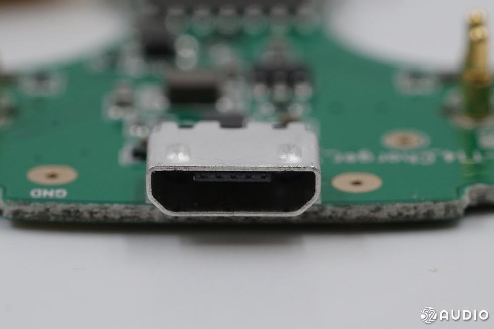 Micro USB插座特写。