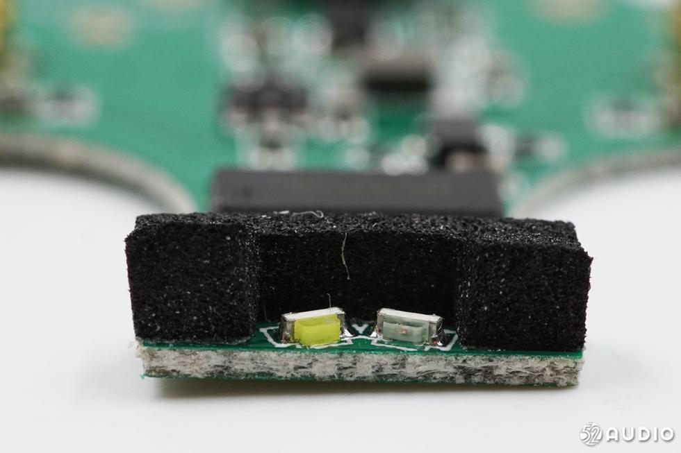 在主板的一端有两颗LED状态指示灯，并且使用遮光棉防止漏光。