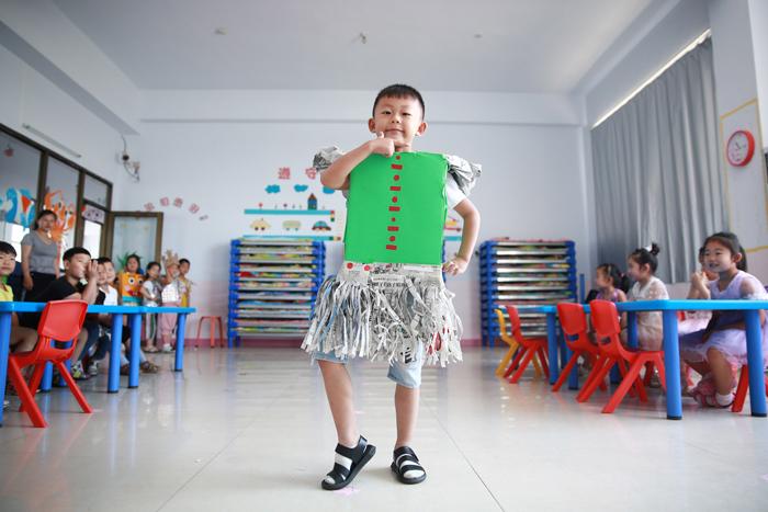 河北一幼儿园小朋友展示用废旧物品制作的服装