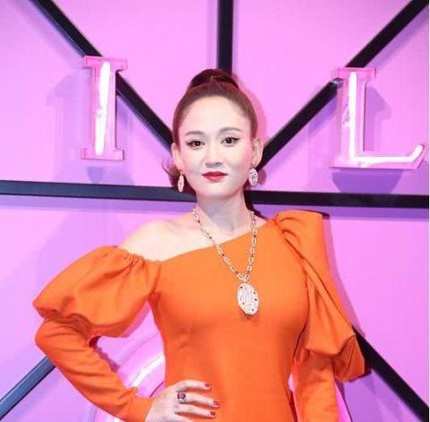 看看是不是很有味道是不是很优雅迷人，这样的女明星真的是超级赞，超级有气质！