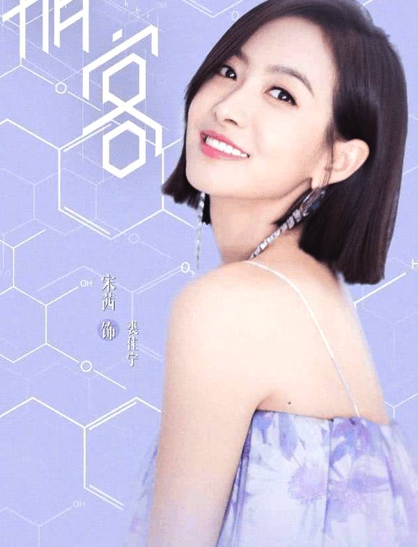 而最近曝光的海报，穿着皮衣的罗云熙也是十足的霸气全开。