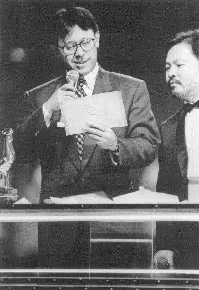 姜文一直予人粗犷、霸气的感觉，没想到年轻时的他还挺有文艺青年的感觉，斯文又帅气。