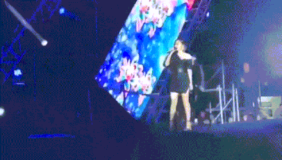 也不知道这位男子是不是张靓颖的粉丝，但这种行为，和私生饭无异了。