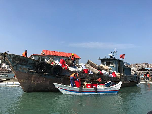 11月14日，应急抢险人员在肖厝村渔排附近转移被腐蚀的泡沫。赔偿认定