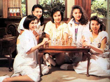 周海媚，左边第二