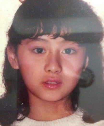 陈德容曝光一张童年美照。