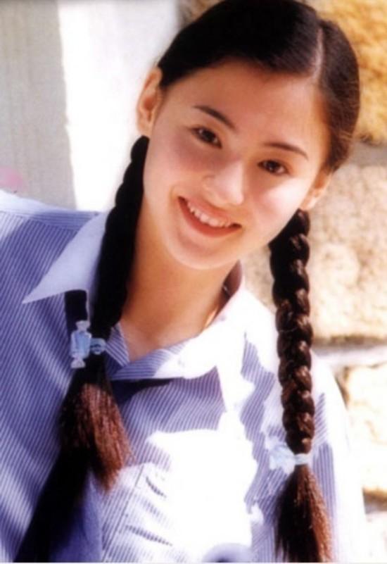 张柏芝出道16岁,以其清纯的形象被媒体惊为天人,被封“一代玉女”。90年代末期的玉女掌门人。